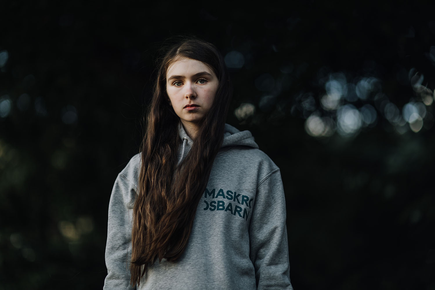 Tjej tittar in i kameran