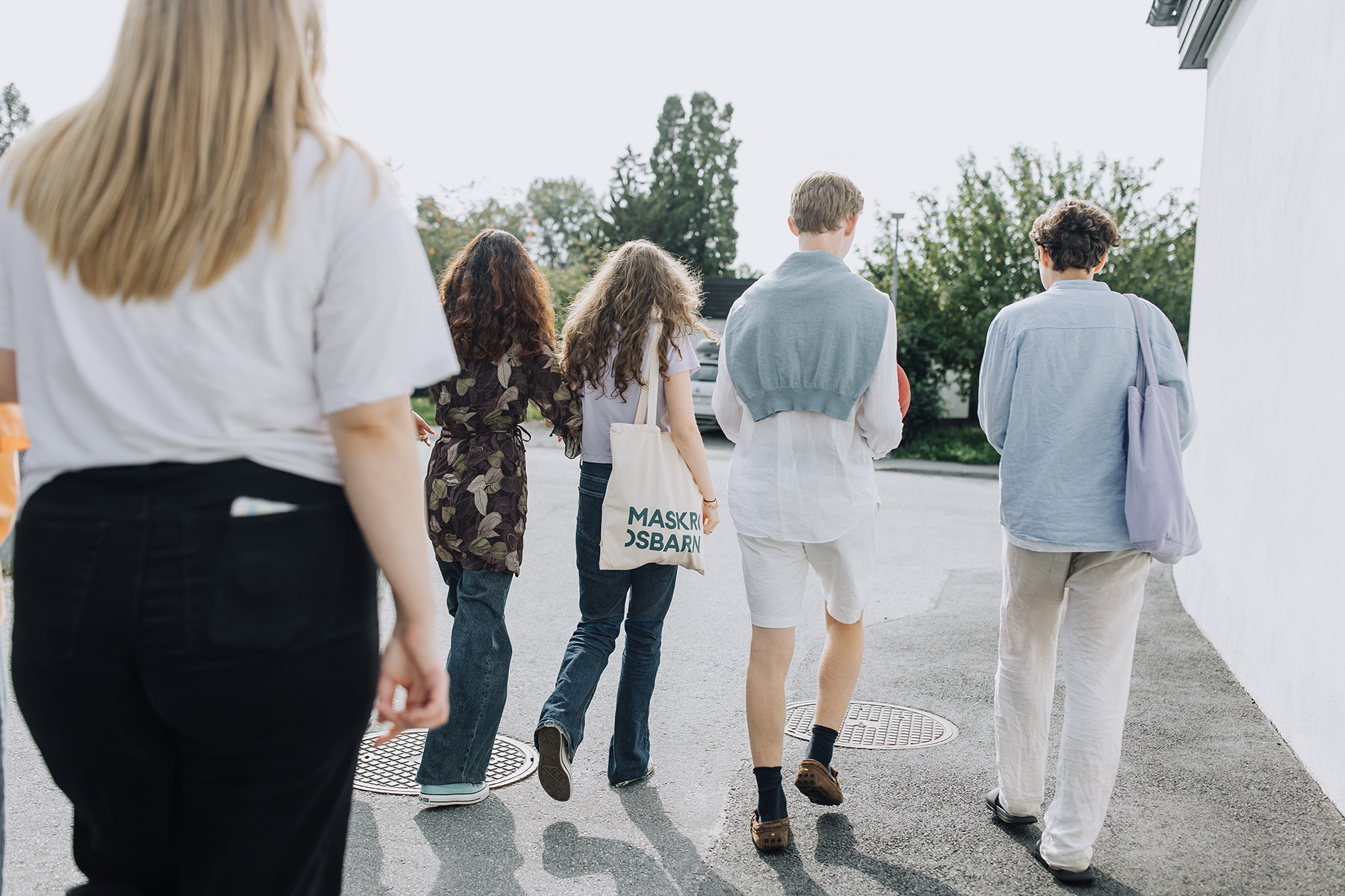Ungdomar promenerar