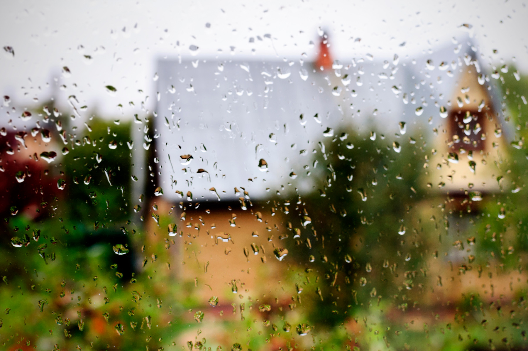 Gul villa i regn