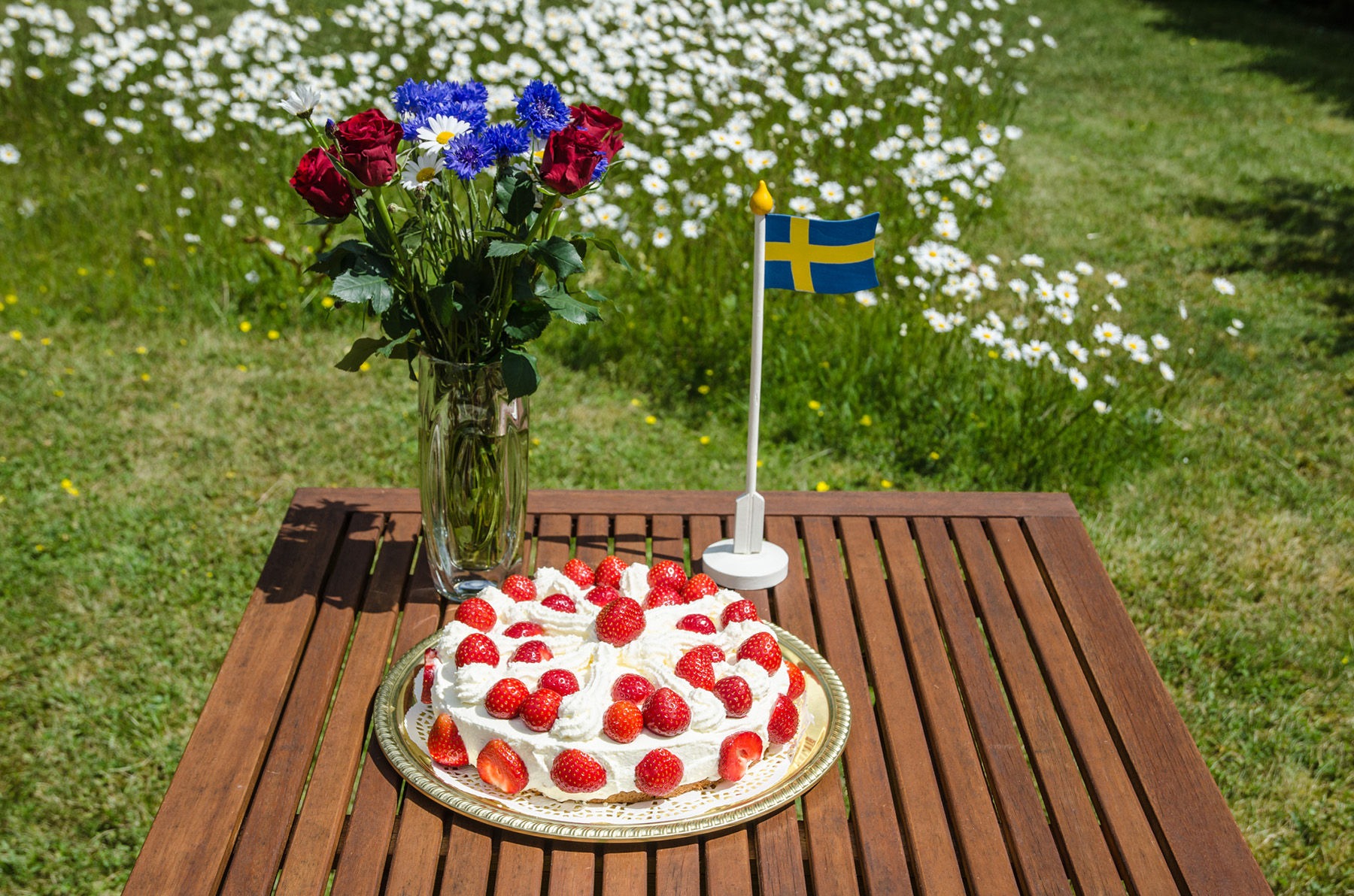 Tårta, flagga och blommor